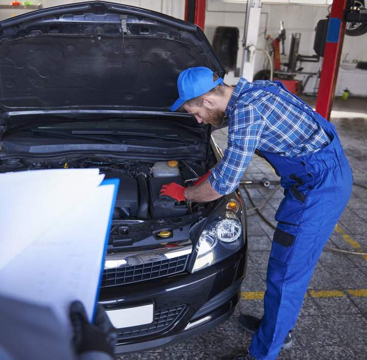 Garage pour révision automobile, près de Bernex<br/>Atelier de révision automobile, près de Bernex<br/>Garagiste spécialisé dans la révision automobile, non loin de Bernex